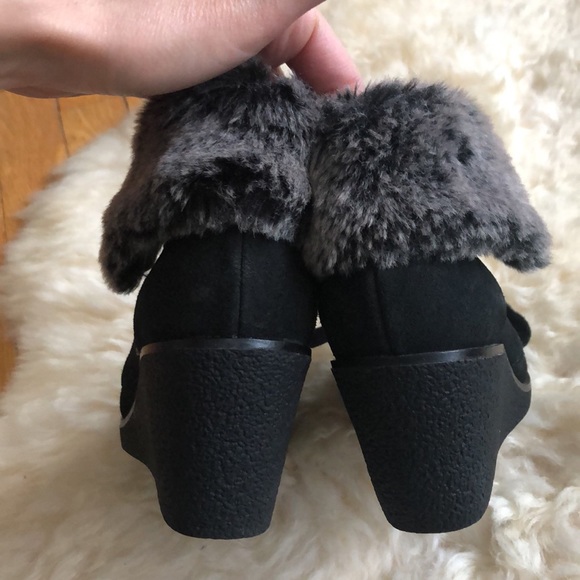 COLE HAAN wedge heel faux fur-cuff lace up booties. Black size 5 1/2 B. - Picture 11 of 14